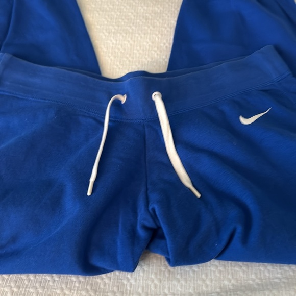 Worn out wear. 3 Pieces. Worn but good condition. All Pieces are size M - Picture 8 of 13